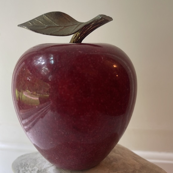 Red Marble Apple 🍎 Snow White - Picture 2 of 8